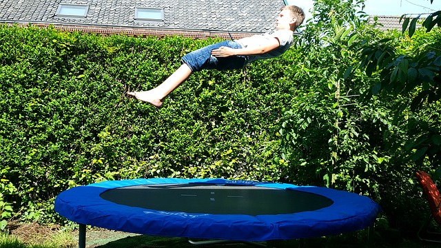 trampolina, chlapec ve skoku