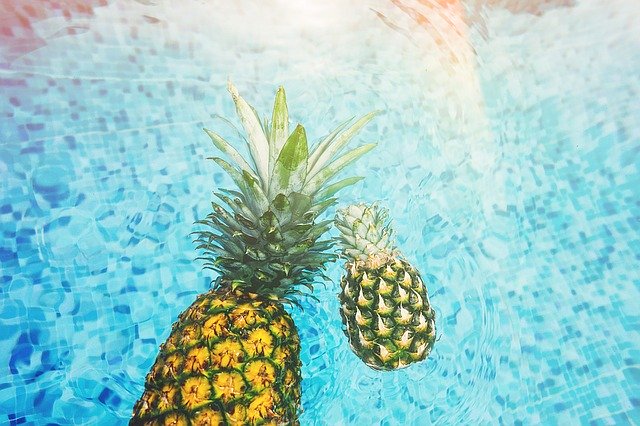 Ananasy v bazénu.jpg