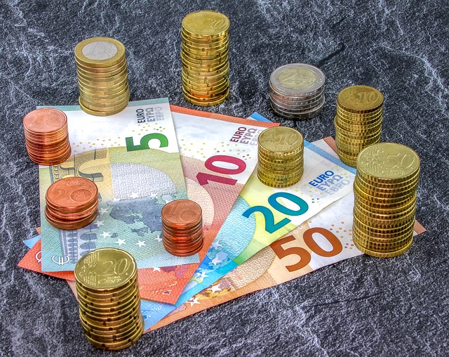 bankovky, eura, sloupce mincí